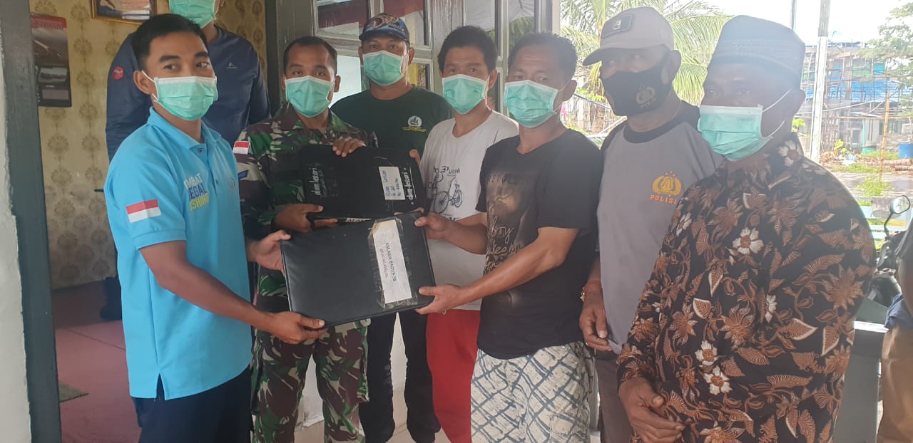 Penyerahan dokumen kapal dari Danpos Lanal Karimata yang diwakili anggota Pos Lanal Sadikin kepada Bupati Kayong Utara dan dua orang nakhoda kapal yang berhasil diamankan