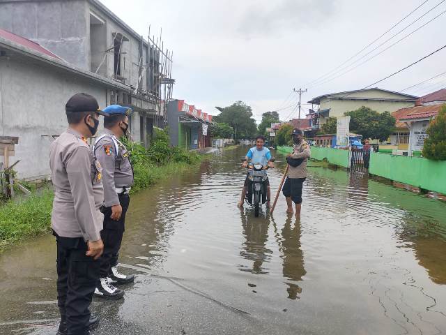 Kota Sintang yang dilanda banjir sejak dua hari terakhir dikarenakan intensitas huna yang tinggi mengakabitkan air sungai meluap