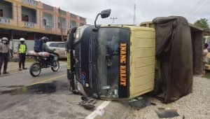 Kijang Kalahkan Truk Hingga Terguling