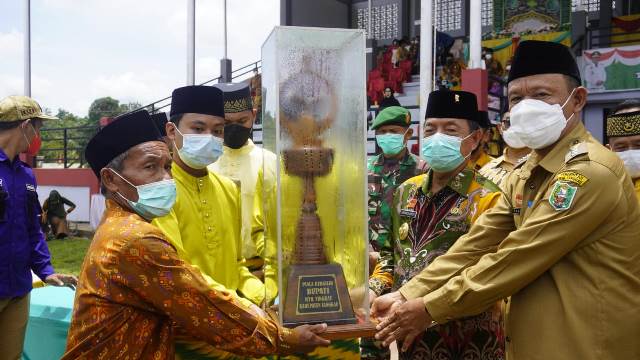 Wakil Bupati Sanggau menyerahkan piala bergilir yang menjadi piala tetap kepada Kafilah Meliau.