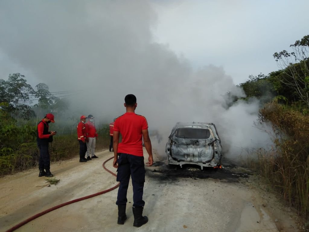 Petugas damkar sedang memadamkan api yang menghanguskan satu unit mobil minibus.