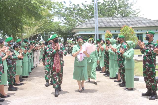 Keluarga besar Kodam XII/Tanjungpura semangat dan antusias menyambut kedatangan Pangdam XII/Tpr, Mayjen TNI Sulaiman Agusto.