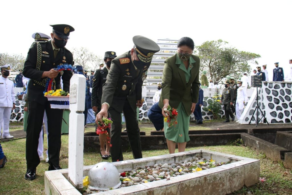 Peringati HUT TNI, Ziarah ke TMP dan Doa Bersama