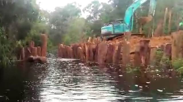 PT. Dinamika Sejahtera Mandiri (DSM) tetap ngotot melanjutkan pembangunan pelabuhan bauksit atau Jetty di Dusun Sansat Desa Sansat Kecamatan Toba