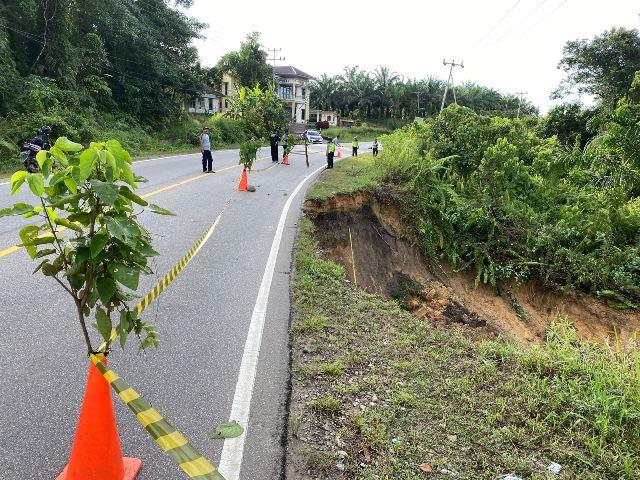 Beginilah kondisi penguat tebing jalan nasional di Jalan Jendral Sudirman yang longsor.