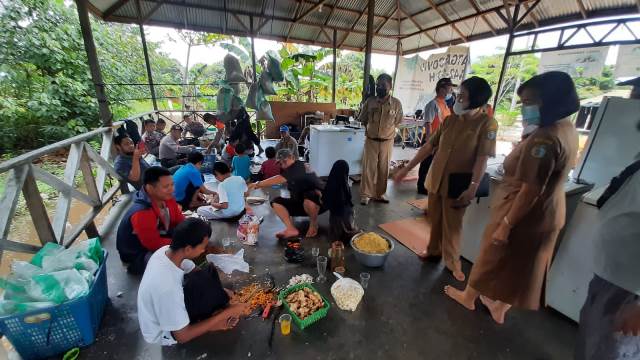 Plh Bupati Sintang meninjau dapur umum dan posko banjir yang terjadi di Sintang.