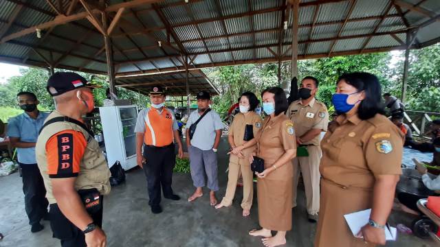 Plh Bupati Sintang meninjau sekolah yang terendam banjir sehingga mengeluarkan kebijakan mengehentikan