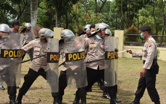 Personel Polres Kubu Raya melakukan latihan pengendalian massa (dalmas) dalam rangka kesiapsiagaan pengamanan pilkades