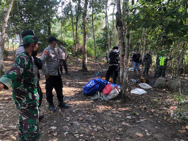 Tim gabungan yang melakukan penggrebekan terhadap lokasi judi sabung ayam namun pelaku dan penonton kabur.