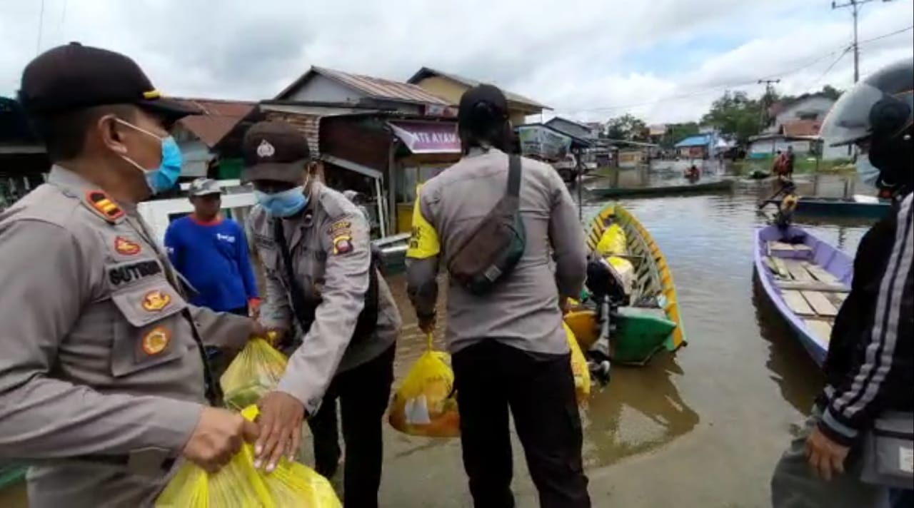 Personel Polsek Sintang menyalurkan bantuan kepada warga korban terdampak banjir.