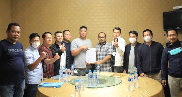 Tim Pemenangan Ghulam Mohammad Sharon ikut bersama menyaksikan verifikasi berkas oleh Sterring Committe (SC) pada Jumat (1/10) malam.