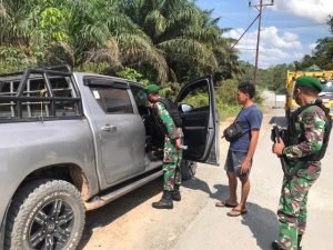 TNI Sweeping Kendaraan di Perbatasan RI – Malaysia