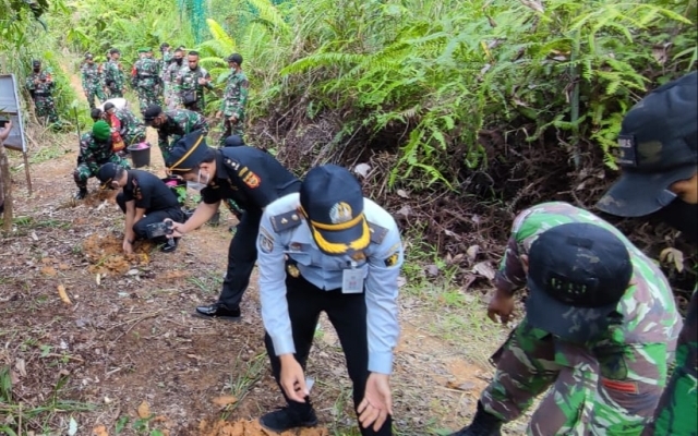 Satgas Pamtas bersama seluruh elemen masyarakat melakukan penanaman pohon kemiri di patok batas RI-Malaysia.