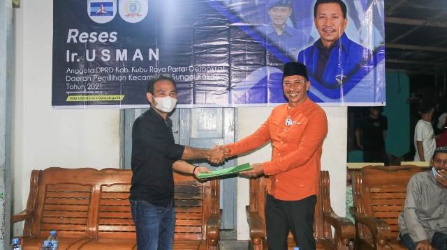 Wakil Ketua DPRD Kubu Raya Usman menerima aspirasi yang disampaikan warga saat reses di Desa Kalimas