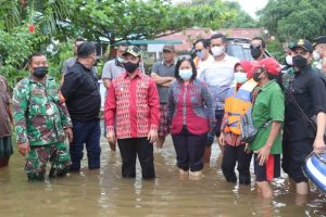 Pemprov Kirim Bantuan Untuk Korban Banjir Sintang