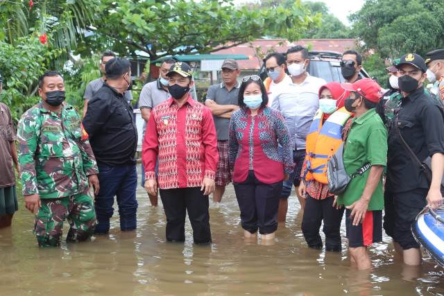 Wakil Gubernur Kalbar meninjau langsung kondisi masyarakat terdampak banjir di Sintang sekaligus menyerahkan bantuan.