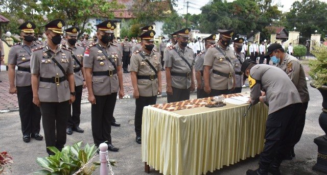 Kapolres Sintang memimpin sertijab Wakapolres, tiga kasat dan tiga kapolres. Foto: susi