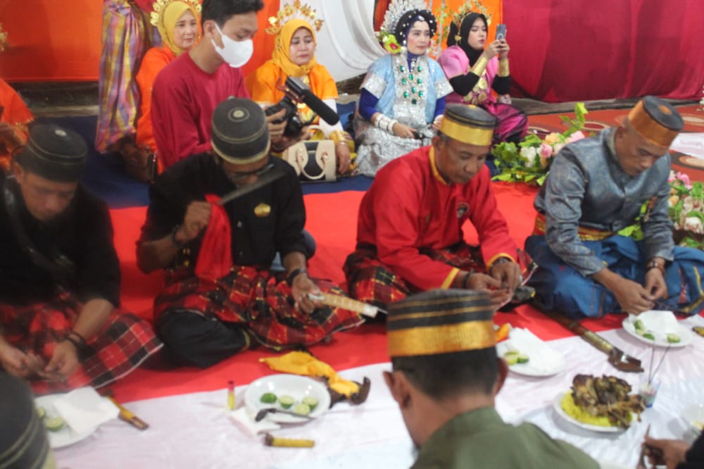 Ritual Matompang bagian dari kegiatan Fesival Wisata Budaya Bugis yang digelar FKOB Kalbar