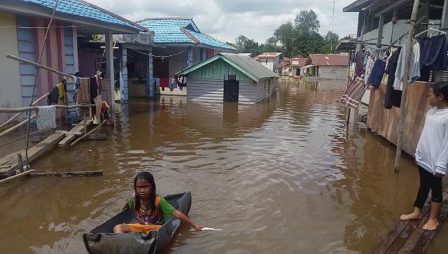 Banjir yang melanda sejumlah wilayah di Kabupaten Sanggau memaksa masyarakat menghentikan sementara aktifitas mereka.