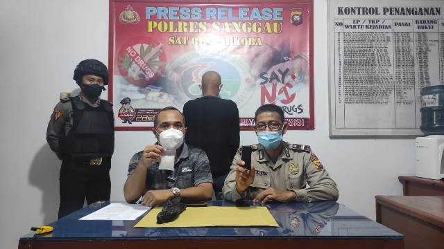 Tersangka kurir sabu antar negara, MI, beserta barang bukti yang berhasil disita Sat Narkoba Polres Sanggau dan Polsek Sekayam.