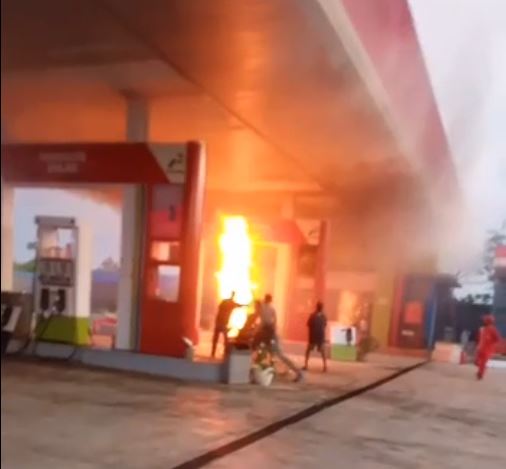 Stasiun Pengisian Bahan Bakar Umum (SPBU) di Desa Korek Kecamatan Sui Ambawang yang terbakar namun dapat cepat diatasi karyawan.