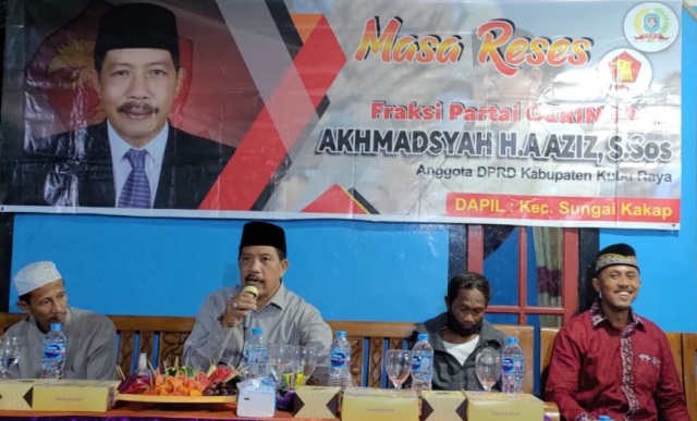 Anggota DPRD Kubu Raya Akhmadsyah menerima berbagai aspirasi yang disampaikan warga saat agenda reses