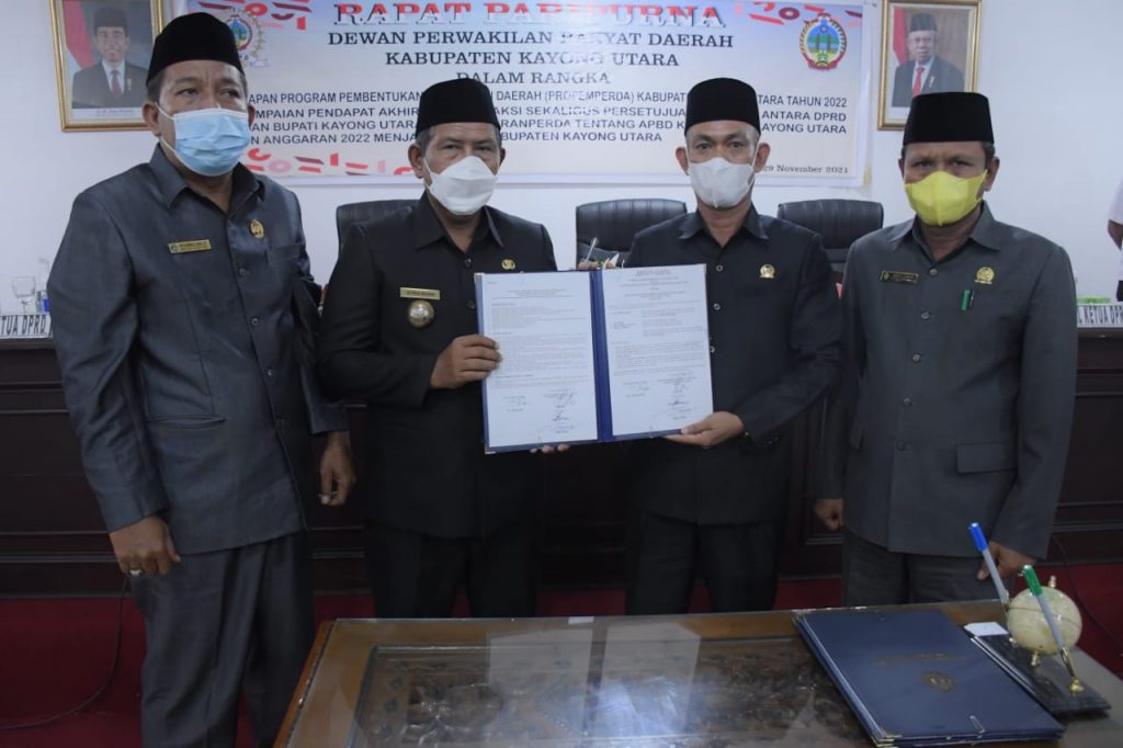 Pimpinan DPRD Kayong Utara dan Bupati saat penanda tanganan SK APBD TA 2022 yang disahkan