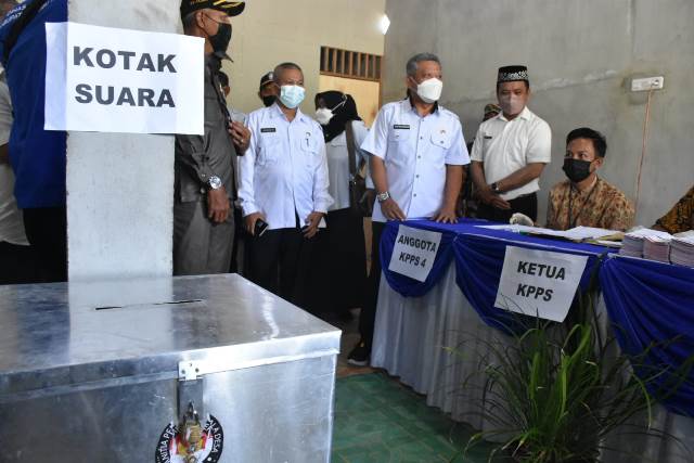 Bupati Kubu Raya meninjau pelaksanaan Pilkades di Desa Pal IX Kecamatan Sui Kakap