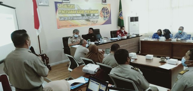Kantor ATR/BPN Sanggau bertemu dengan para kades dan aparat hukum dalam pencegahan sengketa tanah.