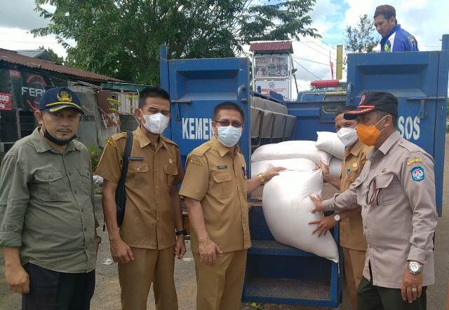 Dinas Sosial saat menyalurkan bantuan beras untuk warga terdampak banjir