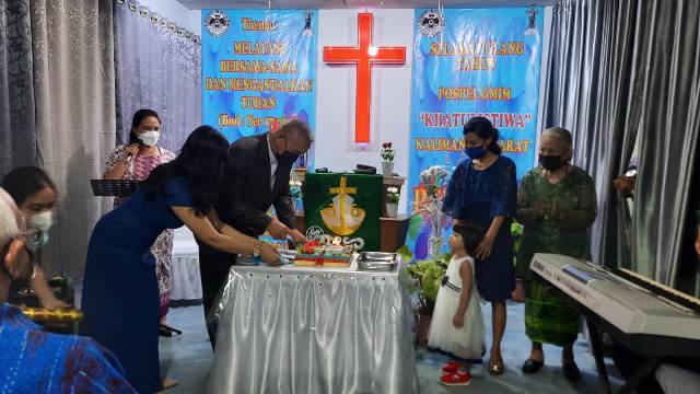Pemotongan kue HUT ke1 GMIM oleh Pendeta Akiong EFit didampingi pengurus GMIM