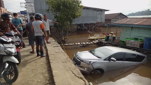 Inova Reborn Terjun Bebas ke Sui Kapuas