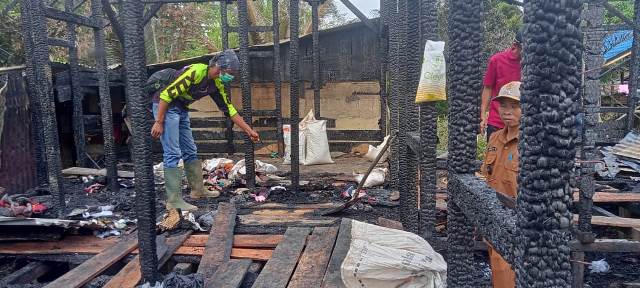 Warga dan Kepala Desa Pekulai Bersatu saat meninjau sisa kebakaran yang menghanguskan sebuah rumah dan menewaskan pemilik