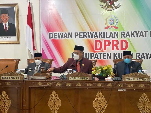 Ketua DPRD didampingi Wakil Ketua DPRD bersama Bupati Kubu Raya saat rapat paripurna pengesahan empat raperda inisiatif.