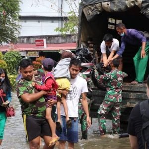 Kodim 1205/Sintang Kerahkan Personel Bantu Korban Banjir