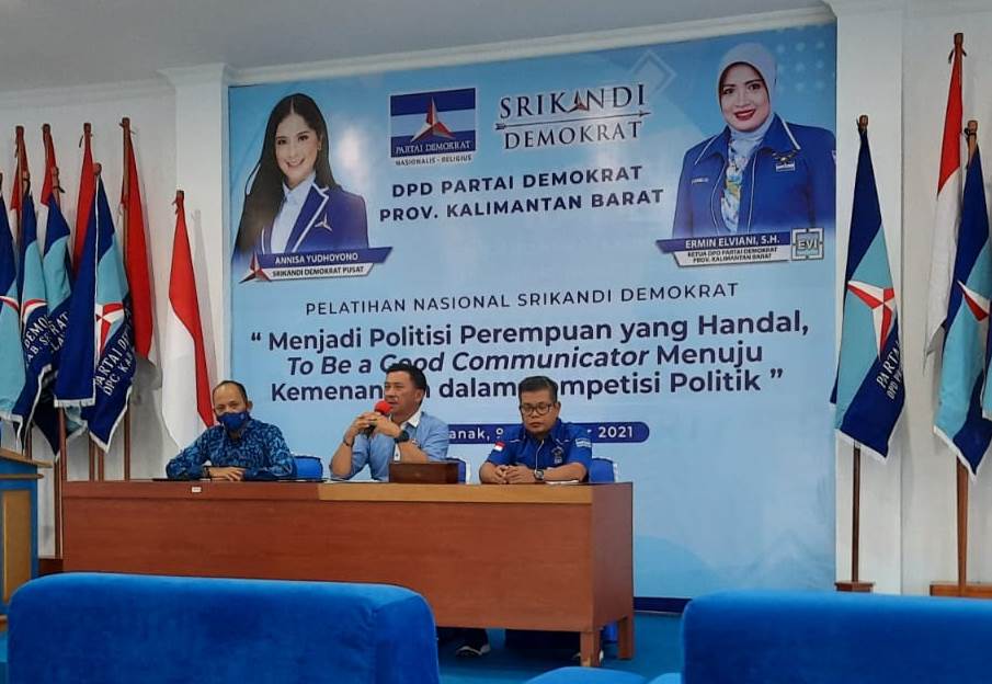 Ketua Panitia didampingi Sekretaris dan Koordiantor Acara saat konfrensi pers pelantikan Ermin Elviani yang terpilih menjadi Ketua Partai Demokrat Kalbar.