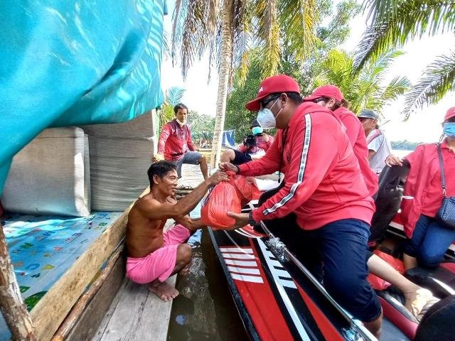 Ketua Komisi V DPR RI saat menyalurkan bantuan paket sembako kepada masyarakat terdampak banjir di Sintang.
