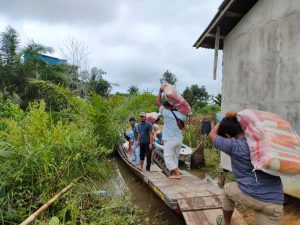 Masjid An-Nur Bagikan 135 Paket Sembako Korban Banjir