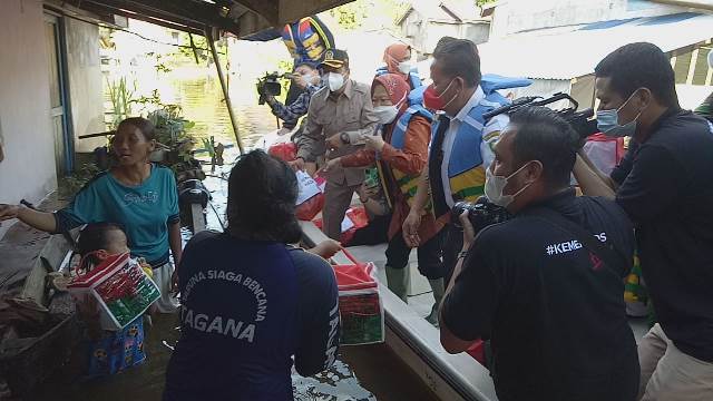 Menteri Sosial RI didampingi Bupati Sanggau dan anggota DPR RI menyerahkan bantuan kepada warga terdampak banjir di Sanggau