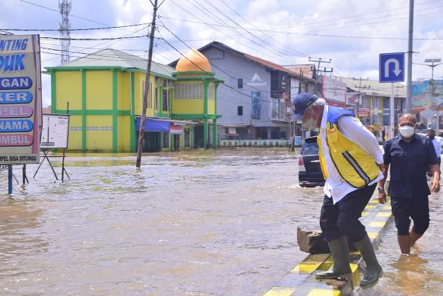 Menteri PUPR M Basoeki Hadimoeljono saat berkunjung ke Sintang.