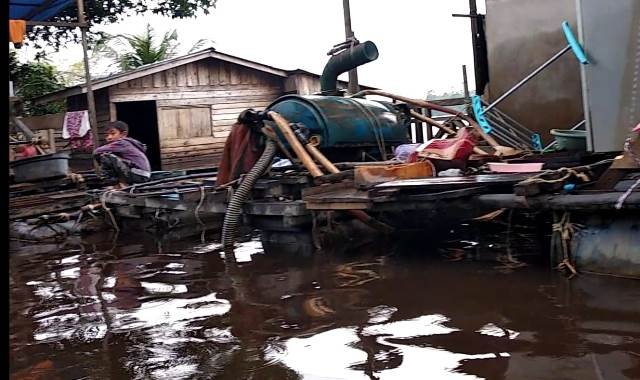 Mesin dompeng PETI yang marak di Kalbar diantaranya di Kabupaten Sintang yang hingga kini sulit diatasi. Sehingga Gubernur Kalbar meminta bantuan Presiden RI