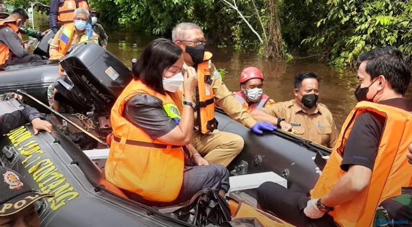 Gubernur Kalbar Sutarmidjji saat ke Sintang melihat langsung kondisi banjir yang melanda Sintang dan empat kabupaten terdekat lainnya selama dua minggu