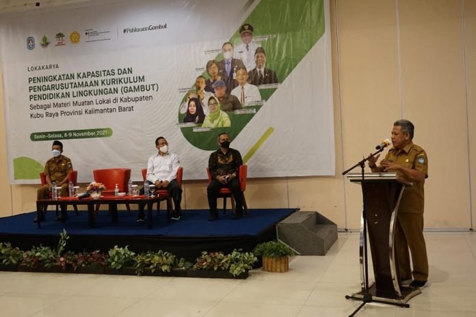 MUDA SAAT PENINGKATAN KAPASITAS MULOK GAMBUT Bupati Kubu Raya saat menghadiri pengarustamaan peningkatan kapasitas pendidikan lingkungan tentang gambut yang diwacanakan menjadi muatan lokal di sekolah.