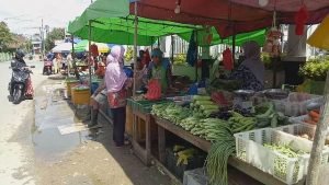 Banjir Belum Surut, Pedagang Berjualan di Tepi Jalan Raya