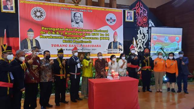 Prosesi pemotongan kue dan peniupan lilin HUT Pahlawan Nasional Sam Ratulangi oleh sesepuh Minahasa yang ada di Kalbar