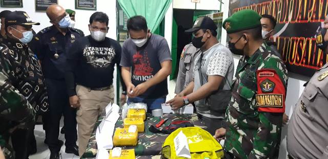 Pelaku dan barang bukti narkoba yang ditangkap Satgas Pamtas Yonif Mekanis 643/WNS diserahkan ke Ditres Narkoba Polda Kalbar.