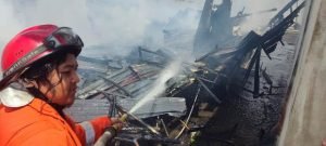 Wulan Lompat ke Sui Kapuas Saat Rumah Kebakaran