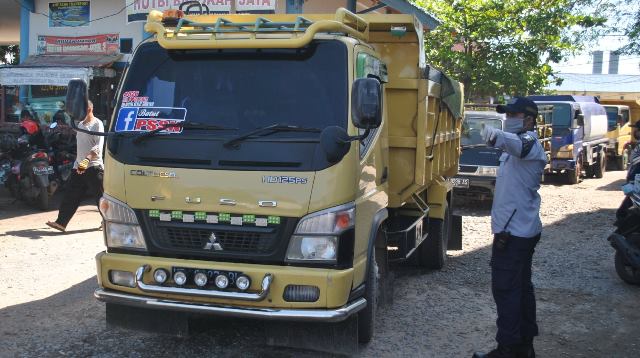 Petugas Dinas Perhubungan saat mengatur kendaraan yang akan menjalani pemeriksaan