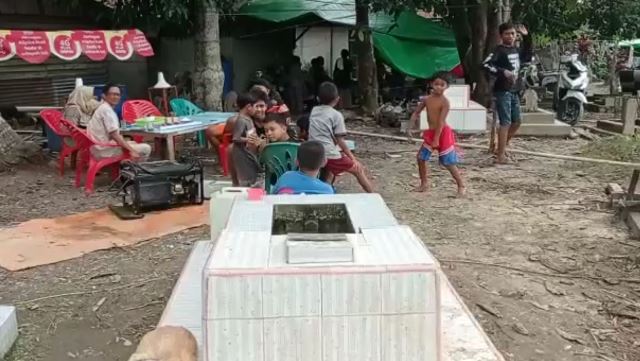 Pengungsi Banjir Terpaksa Buat Posko di Areal Pemakaman