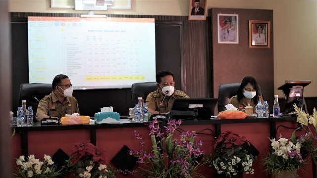 Bupati Sanggau saat rapat evuluasi rencana aksi KLA di Sanggau yang masih belum maksimal penerapannya